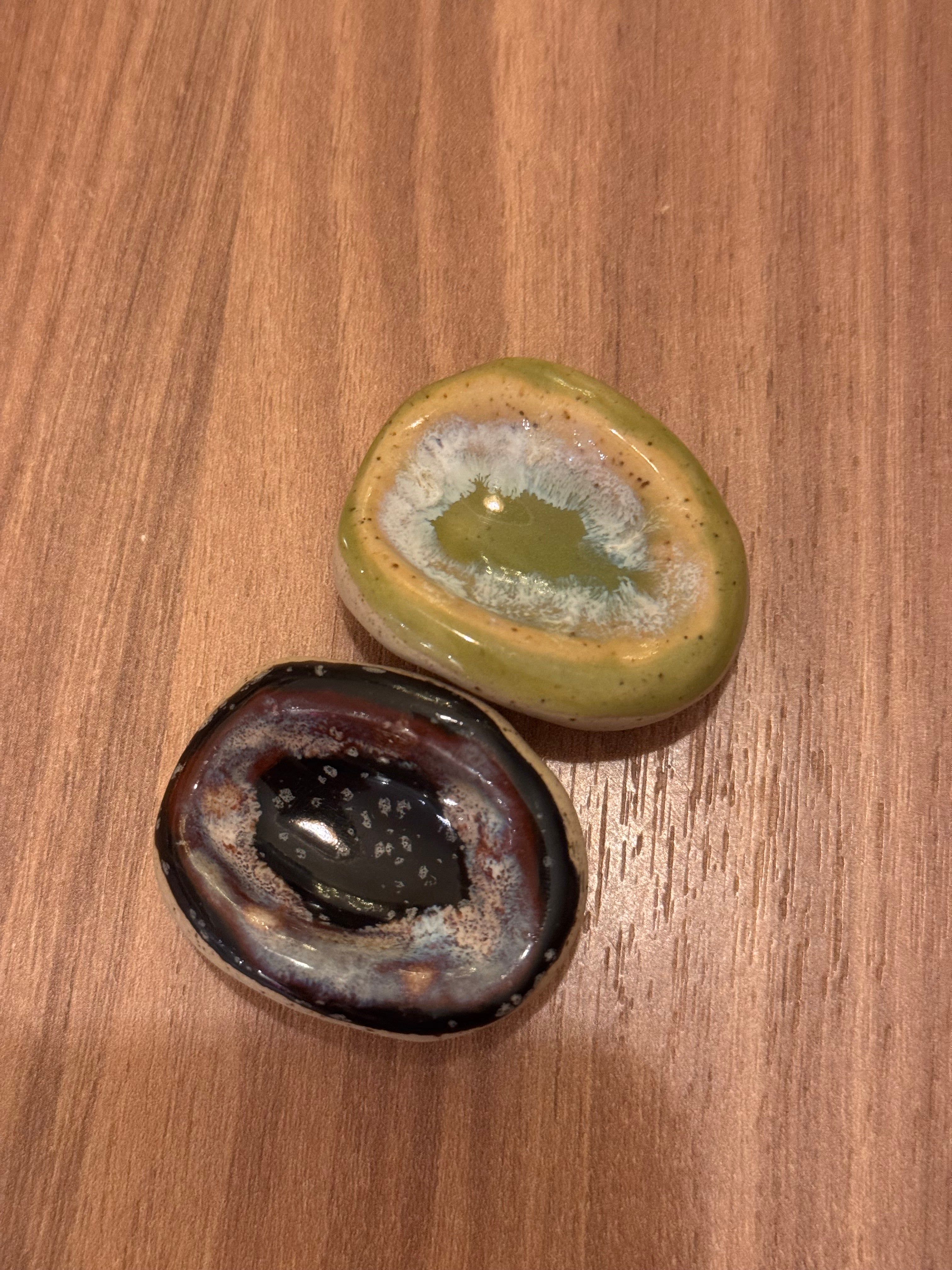 Lot de deux pierre d’apaisement - une noire et une verte Cera.vic